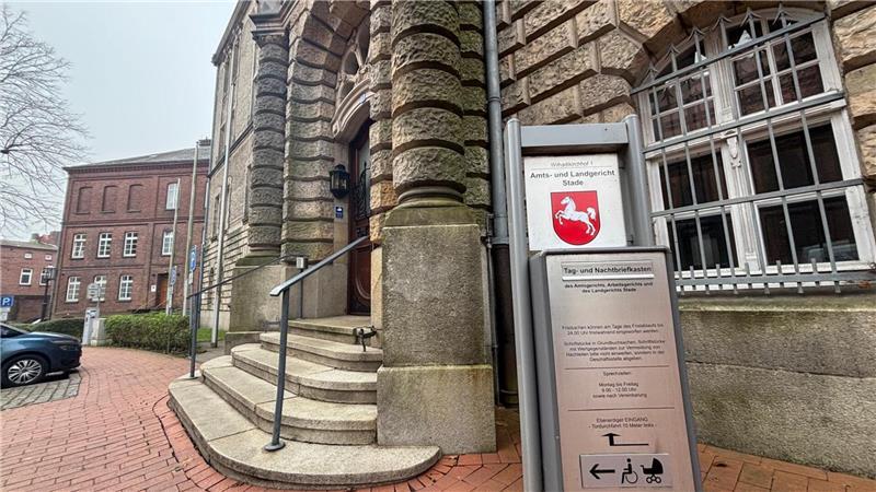 Das Stader Landgericht: Hier findet der Prozess gegen den mutmaßlichen Unfallfahrer statt.
