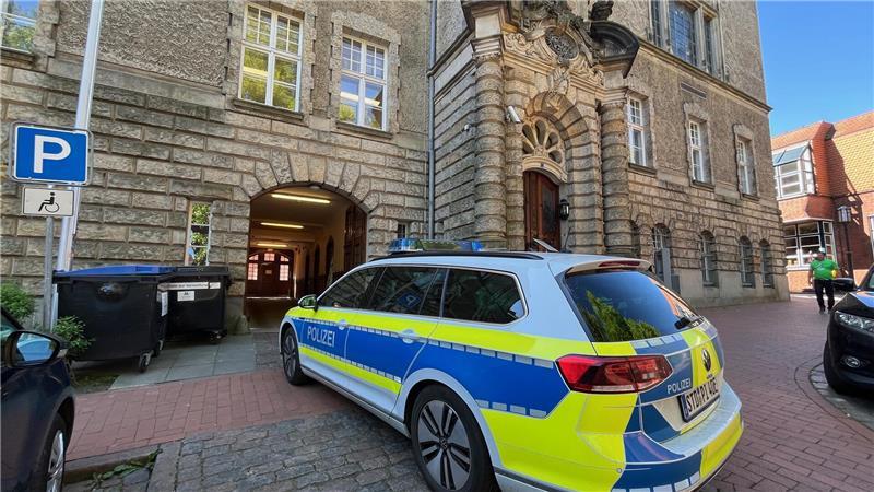 Das Stader Landgericht musste am Montagvormittag evakuiert werden.