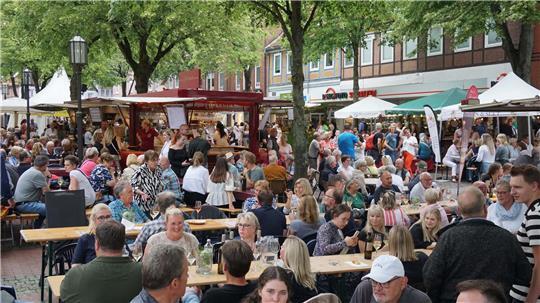 Das Stader Winzerfest am Pferdemarkt ist wegen der geselligen Atmosphäre beliebt.