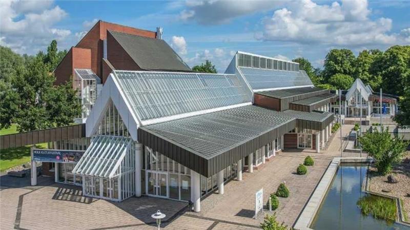 Abriss oder Sanierung? Stadt stellt marodes Stadeum für die Zukunft auf Das Stadeum ist in die Jahre gekommen und muss dringend saniert werden.