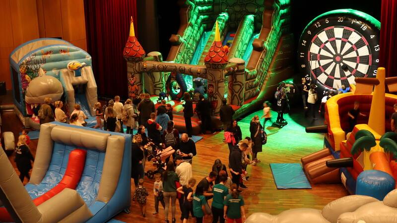 Das Stadeum veranstaltet ein riesiges Indoor-Hüpfburgenfestival.