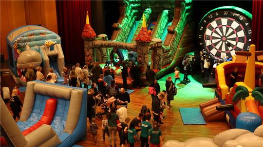 Das Stadeum veranstaltet ein riesiges Indoor-Hüpfburgenfestival.