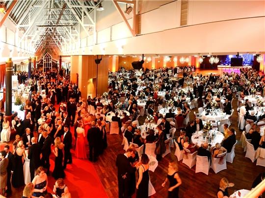 Das Stadeum zum Opernball in seiner ganzen Pracht: Rechts der große Hanse-Saal, links das Foyer. Foto: Martin Elsen