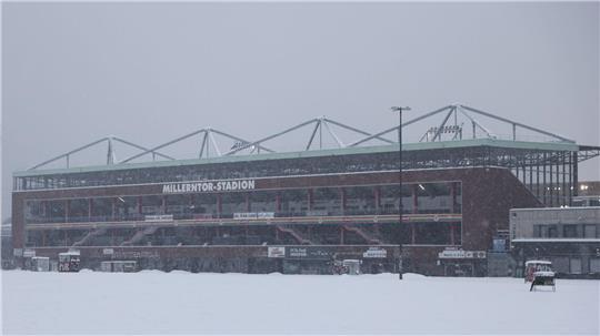Das Stadion des FC St. Pauli im Schnee. (Archivbild)
