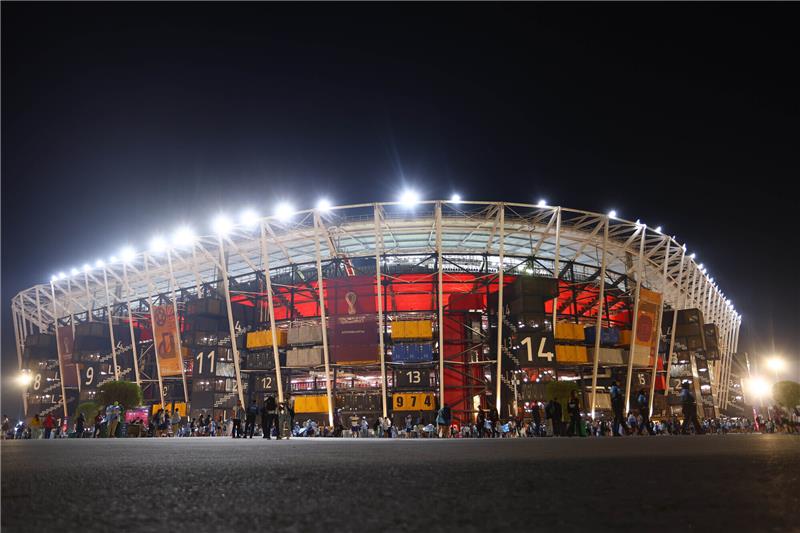 Einreiseprobleme: Deutsche Fans müssen WM-Tickets verfallen lassen Das Stadion in Doha ist beleuchtet. Foto: Tom Weller/dpa