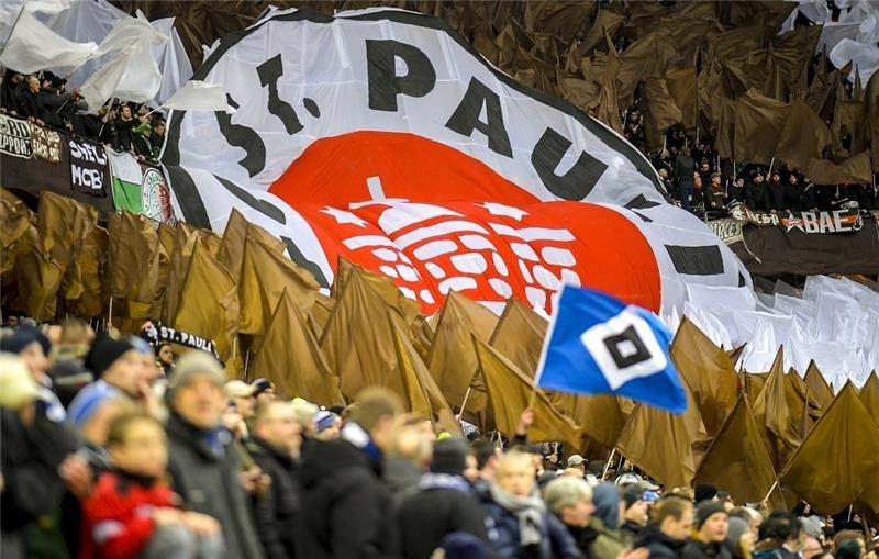 Das Stadtderby in Hamburg mobilisiert die Fans. 30.000 werden es im Millerntor-Stadion sein. Foto: Heimken/dpa