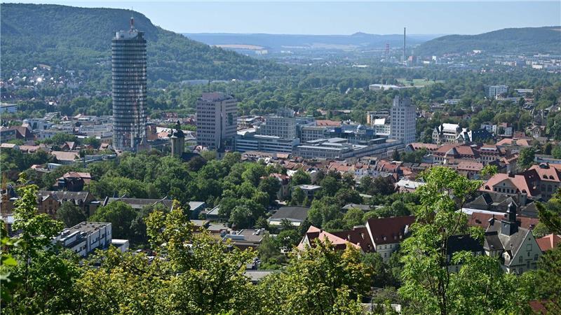 Das Stadtgebiet von Jena an einem heißen Sommertag. (Archivbild)