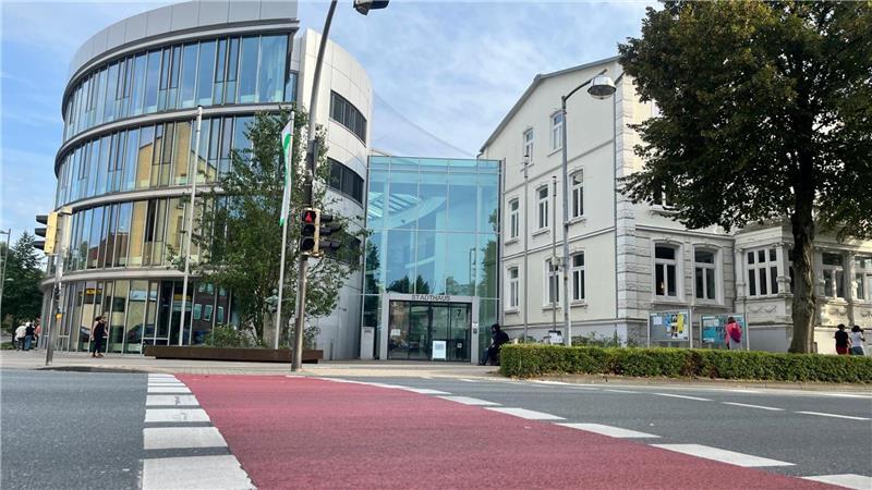 Bedrohungslage im Landkreis Stade: Gewalttäter bleibt in der Psychiatrie Das Stadthaus Buxtehude in Buxtehude wird jetzt durch einen Sicherheitsdienst geschützt.