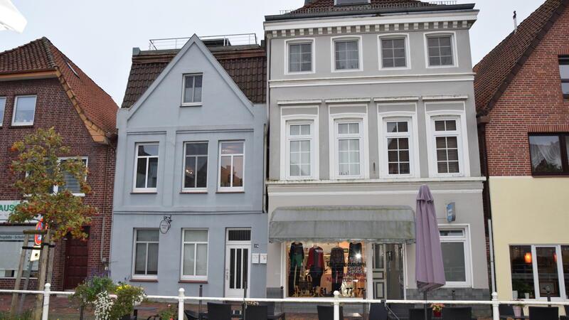 Das Stadthaus am Ostfleth 44 mit Aussichtsterrasse (links neben der Änderungsschneiderei) stammt aus dem Jahr 1910.