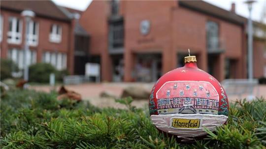 Das Stadtmarketing Harsefeld verkauft handbemalte Weihnachtskugeln mit einem Harsefelder Motiv.