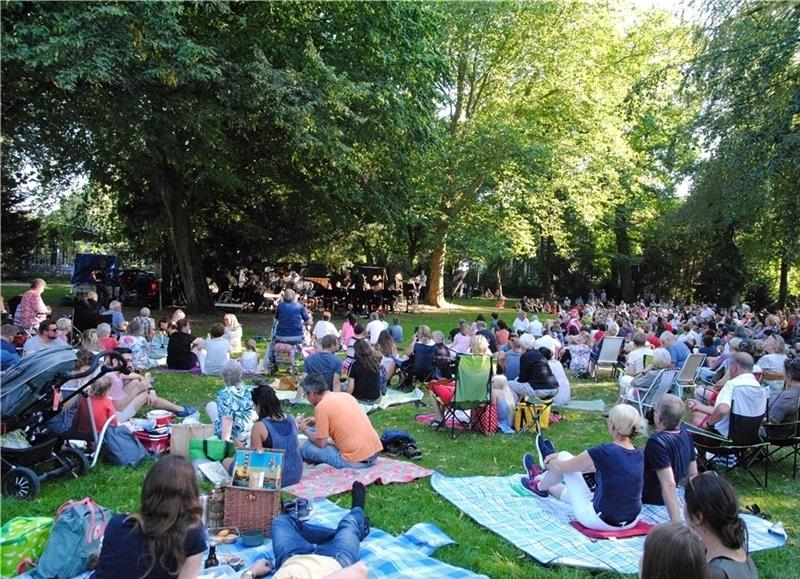 Das Stadtorchester spielt – und gut 300 Zuhörer genießen das Picknick-Konzert umsonst und draußen. Fotos: Richter