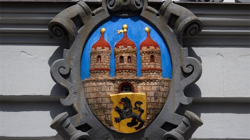 Das Stadtwappen von Freiberg. Die Stadt mit mehr als 40.000 Einwohnern hat eine lange Bergbautradition. (Symbolbild)
