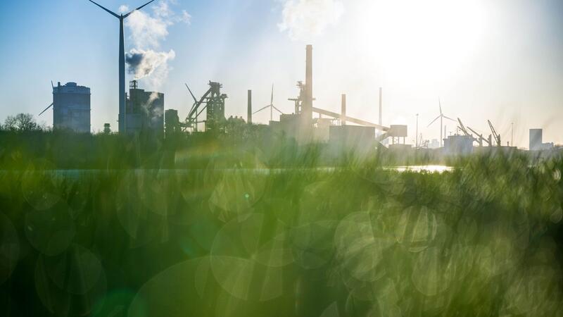 Brüssel genehmigt Milliardenhilfe für grünen Stahl Das Stahlwerk an der Weser im Sonnenaufgang.