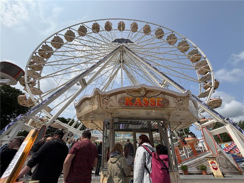 Pfingstmarkt: So trotzten Besucher und Schausteller dem Regen Das Star of Berlin ist 33 Meter hoch. Nächstes Wochenende steht es auf dem Buxtehuder Altstadtfest.