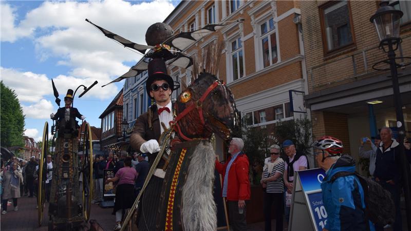 Das Steampunk-Festival 2025: Zeitreisende aus den Niederlanden bewegen sich auf ihren Fantasiemaschinen durch die Buxtehuder Altstadt.
