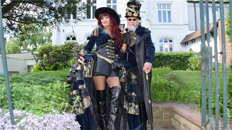 Das Steampunk-Festival 2025 in Buxtehude belebte erfolgreich den Tourismus. Tausende Gäste aus Deutschland und dem Ausland besuchten die Stadt. Das Foto zeigt ein Paar aus dem Saarland im Steampunk-Look.