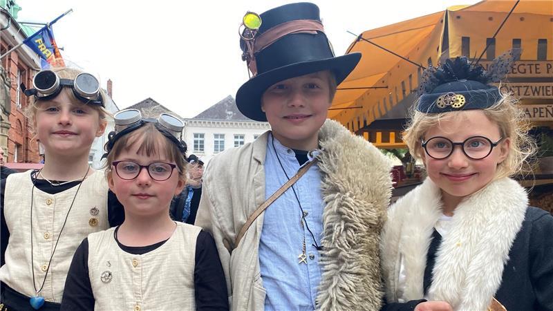 Das Steampunk-Festival zog alle Altersgruppen in die Altstadt, so auch Mathilda, Annelie, Thore und Skadi aus Buxtehude und Apensen.