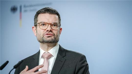 Das Strafrecht sei gut aufgestellt, um antisemitische Äußerungen zu ahnden, so Marco Buschmann (FDP).