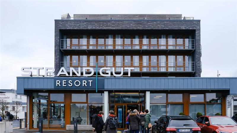Wie Hotels und Restaurants Mitarbeiter an sich binden Das StrandGut Resort hat sich mit anderen Betrieben in St. Peter-Ording zusammengetan und das Nordsee Kollektiv gegründet, um die Aktivitäten für ihre Mitarbeiterinnen und Mitarbeiter in dem kleinen Nordseeort zu bündeln (Archivbild)