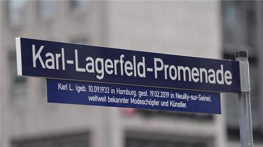 Das Straßenschild „Karl-Lagerfeld-Promenade“ ist am Alsterfleet in der Innenstadt zu sehen.