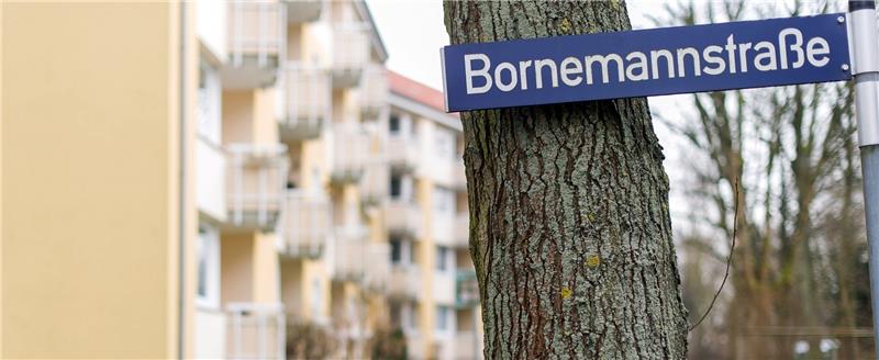 Das Straßenschild der Bornemannstraße im Stadtteil Harburg in Hamburg. Hier wurde ein 14-jähriges Mädchen vergewaltigt und anschließend in einem Hinterhof bei eisiger Kälte abgelegt. Foto: Lukas Schulze/dpa