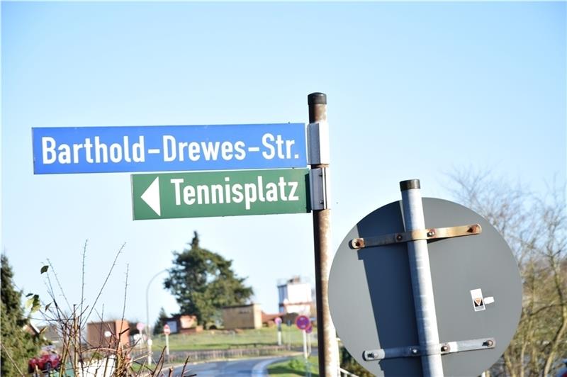 Das Straßenschild zur Barthold-Drewes-Straße. Die Straße verbindet nahe dem Lüheanleger die Fährstraße und Blütenstraße. Fotos: Battmer