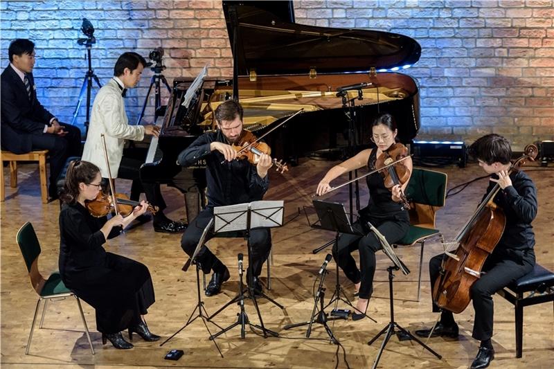 Streicher und Pianist spielen mit der Energie einer Rockband Das Streichquartett der Berliner Philharmoniker interpretierte Dvorak energiegeladen und facettenreich zum Einstieg in das IMF Buxtehude. Das Publikum feierte das Zusammenspiel mit Haiou Zhang am Bechsteinflügel mit Standing Ovations. Fotos