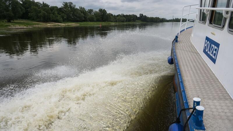 Polizei birgt Wasserleiche aus Weser - Ist es der vermisste 20-Jährige? Das Streifeneinsatzboot WSP 24.