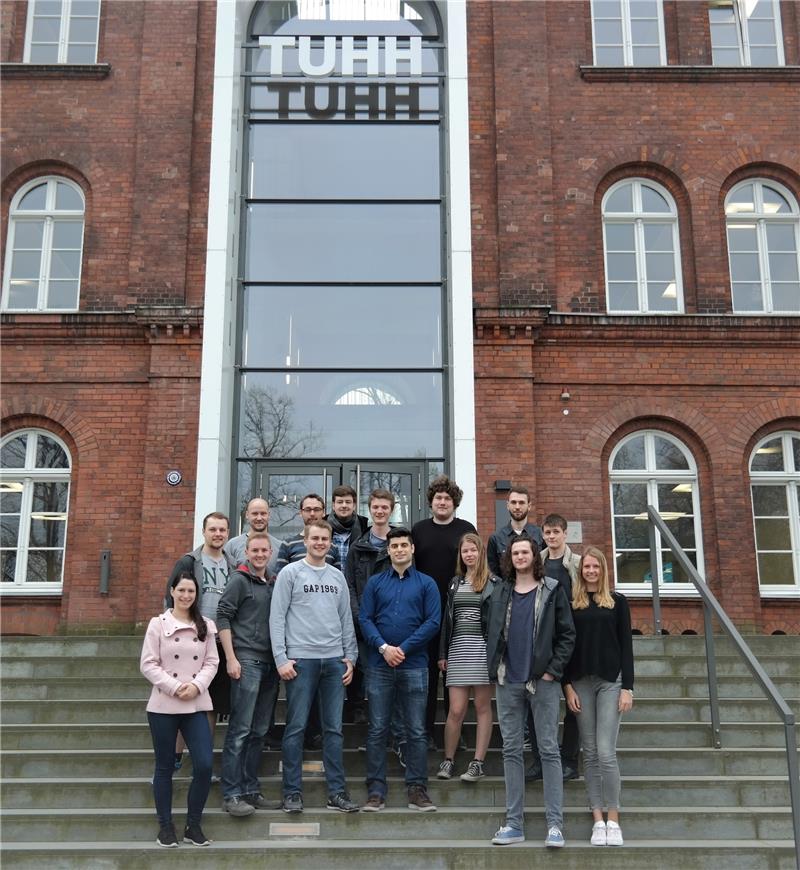 Das Studententeam um das Projekt „Hamburg“ (High Altitude Meteoroids-dust-catching-Balloon constrUcted by a Revolutionary Generation) vor der TUHH. Fotos TUHH/„Hamburg“