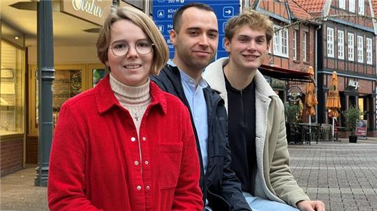 Überraschende Erkenntnisse: Deswegen gehen Menschen in Stades City Das Studententrio: Sebastian Domke (von rechts), Selahattin Kursun und Kathrin Meyer haben interessante Erkenntnisse zur Stader Innenstadt zusammengetragen.
