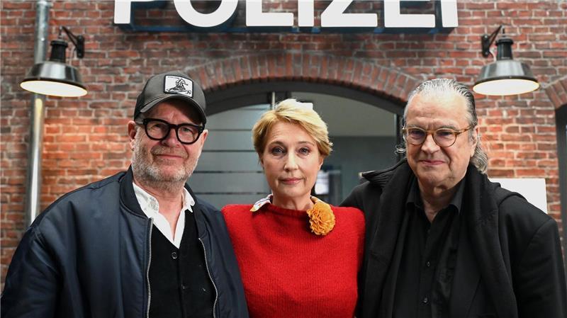 Das Stück wurde von Saskia Fischer geschrieben, Regie führen Guntbert Warns und Ulrich Waller.