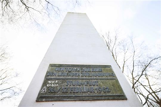 Das Sturmflutdenkmal 1962 ist in einem kleinen Park im Stadtteil Wilhelmsburg zu sehen. Foto: Christian Charisius/dpa