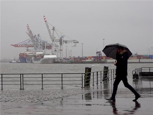Das Sturmtief Ylenia hat die Hafenstadt Hamburg fest im Griff. Foto: Marcus Brandt/dpa