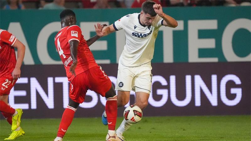 Südwestderby zwischen FCK und KSC torlos Das Südwest-Derby war von vielen Zweikämpfen geprägt.
