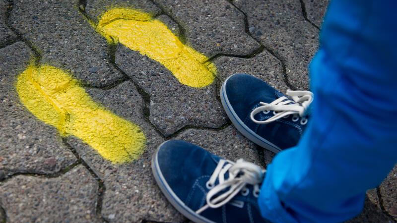 Das Symbol der gelben Füße soll einen sicheren Schulweg markieren. Die SPD sieht in Stade Handlungsbedarf.