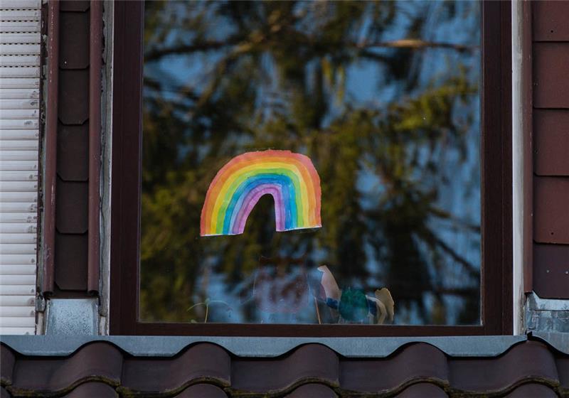Das Symbol des Regenbogen soll ein positives Zeichen in der Corona-Pandemie sein. Foto: Oliver Dietze/dpa