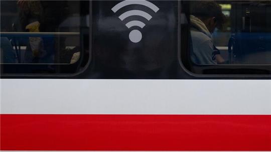 Das Symbol für ein Wlan-Netzwerk ist auf einem ICE am Hauptbahnhof zu sehen.