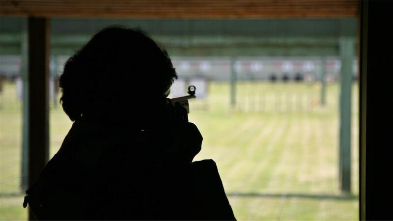 Das Symbolfoto zeigt einen Hobbyschützen auf dem Schießstand. Unter Bremerhavens Schützen gibt es Ärger.