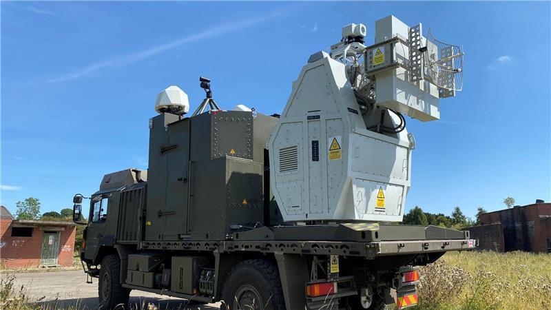 Das System nutzt nach britischen Angaben Funkwellen, um wichtige elektronische Komponenten in Drohnen zu stören oder zu beschädigen. 