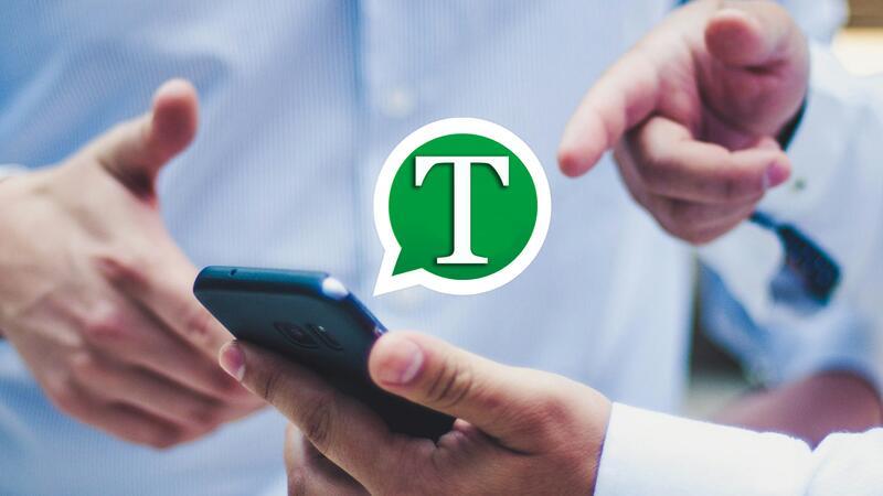 Wissen, was im Landkreis Stade läuft – mit TAGEBLATT Whatsapp ZWei Männer schauen auf ein Handy.