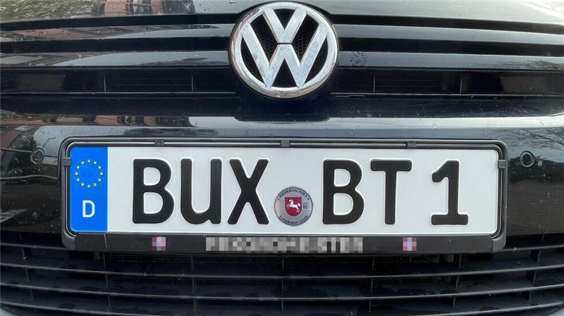 Debatte um Buxtehude-Autokennzeichen: So reagiert das Rathaus Das TAGEBLATT hat sich schon einmal ein Buxtehuder Kennzeichen stanzen lassen. Das Siegel des Landkreises ist nicht original, sondern mit Hilfe von Photoshop reingemogelt.