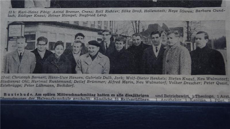 Das TAGEBLATT veröffentlichte 1965 dieses Foto von Abiturienten der Halepgahen-Schule. „Alle Primaner bestanden ihr Abitur“, lautete die Überschrift.