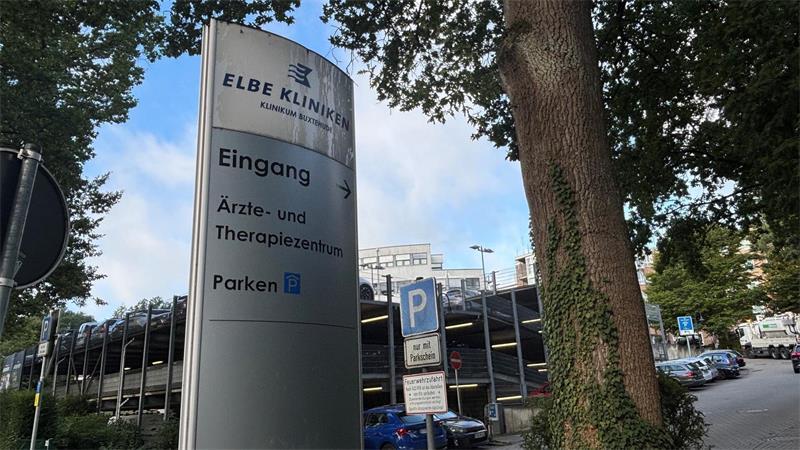 Park-Ärger rund ums Elbe Klinikum Buxtehude: Anwohner verlangen Lösung Das Tagesticket in dem Parkhaus auf dem Gelände des Elbe Klinikums Buxtehude kostet 10 Euro.