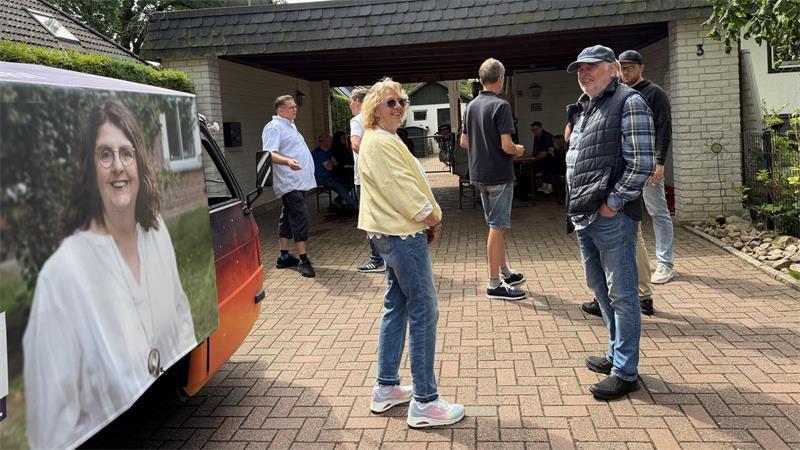 Das Tanja-Mobil (links) beim Termin in Nindorf - vorne das Ehepaar Joachims aus dem Rheinland.