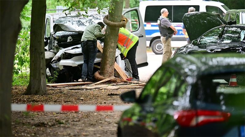 Mutmaßlicher CSD-Täter ist tot – Er soll Polizisten angegriffen haben Das Tatfahrzeug war ein weißer Van.