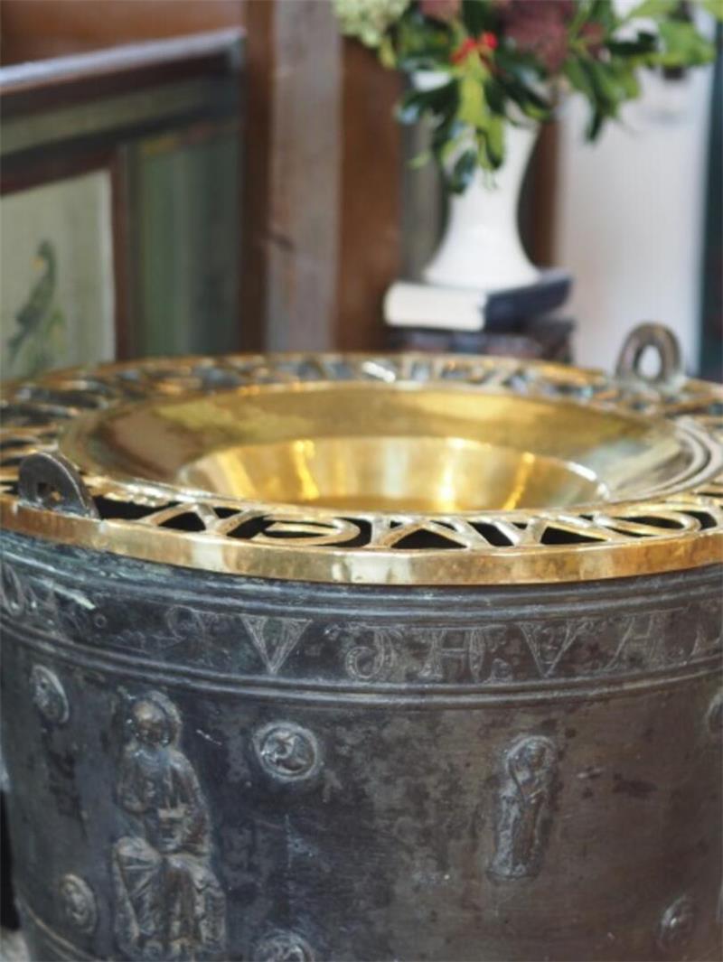 Die Magie des Wassers: Rituale und mystische Quellen in der Region Das Taufbecken in St. Nicolai in Jork-Borstel ist der älteste Gegenstand in der Kirche und wurde 1325 von Meister Ulricus aus Bardowick geschaffen.