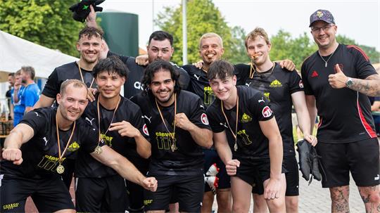 Das Team "Clever Fit" gewann das Betriebsfußballturnier in Hammah. Organisator Michael Breuer (rechts) gratuliert.