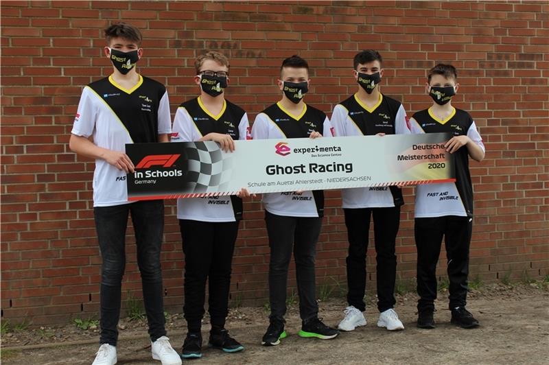 Das Team „Ghost Racing“ aus Ahlerstedt (von links): Tom Levi Gotthard, Linus Schäfers, Henrik Zschage, Jared Klage und Luca Schmidt. Fotos: Iffland