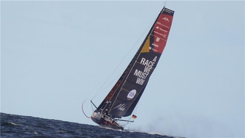 Ocean Race Europe: Team Malizia fällt nach Fehlern zurück Das Team Malizia auf See.