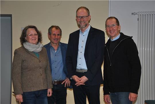 Das Team an der Spitze: Bürgermeister Hartmut Huber (Zweiter von rechts) und Gemeindedirektor Roger Courtault (Zweiter von links) mit ihren Stellvertretern Hans Lemmen und Gunda Kiefaber. Foto: Lohmann